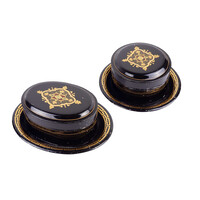 Twee blikken met onderblad