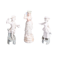 Drie beeldjes van biscuitporselein