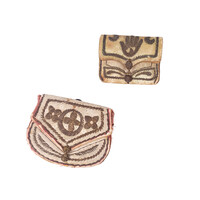 Twee witte leren portemonnees