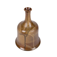 Marianna Franken, Bruine keramieken klok met klepel