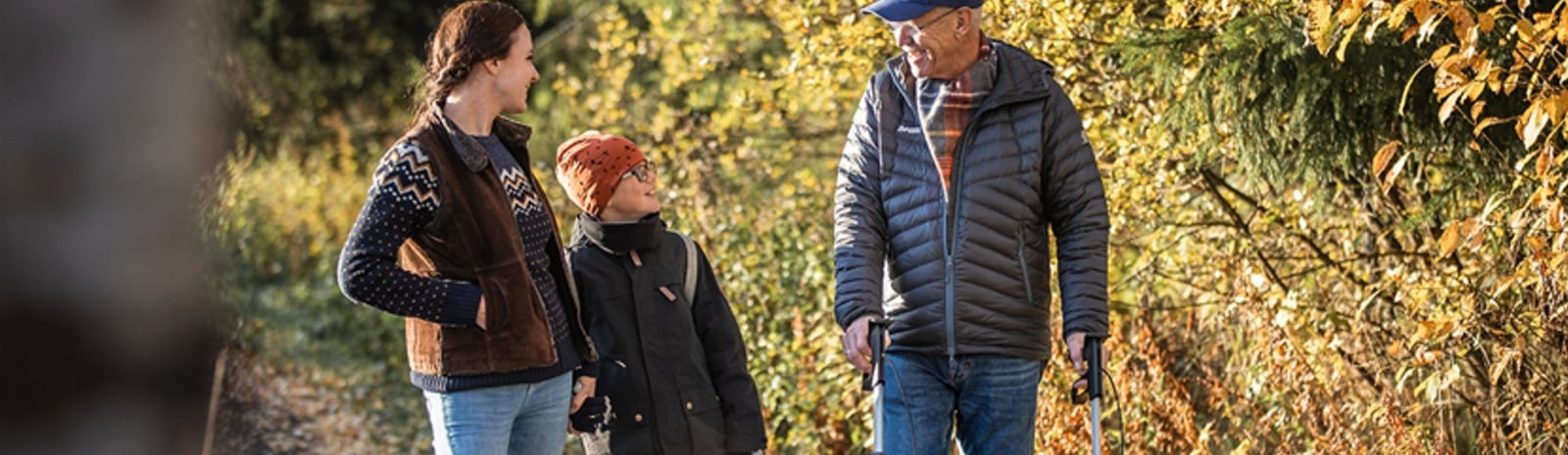 Boswandeling Opa en kleinkinderen