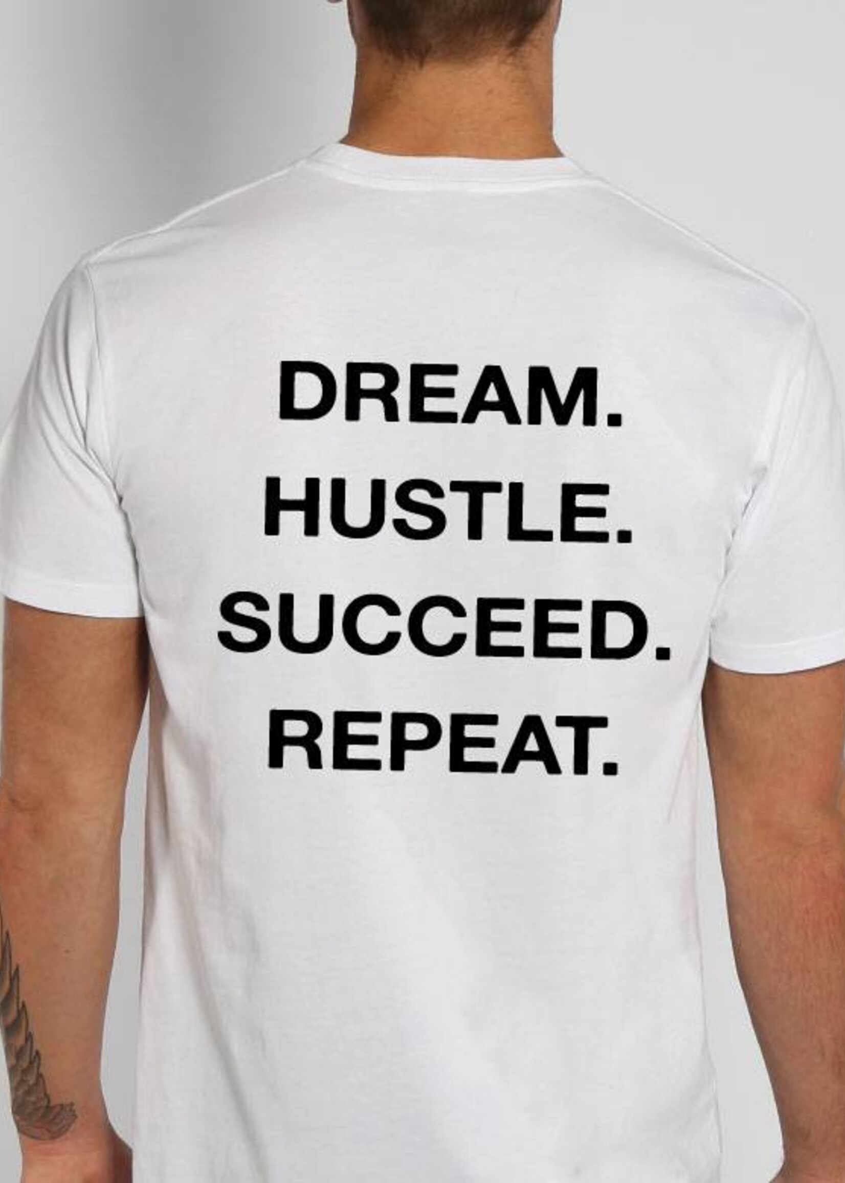 DREAM HUSTLE SUCCEED REPEAT TEE (MEN)