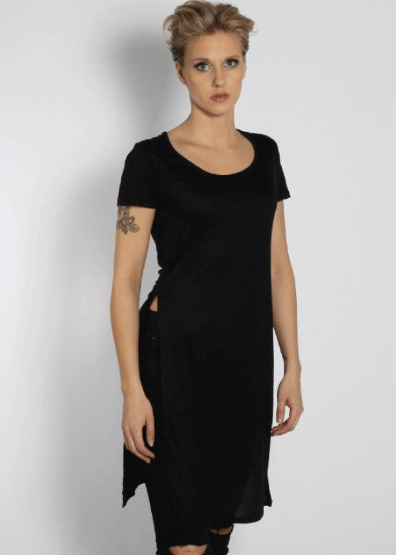 SIDE SLIT LONG TEE BLACK