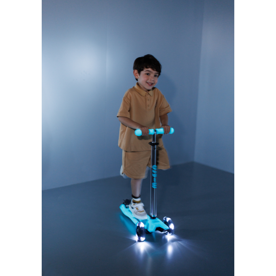 Maxi Micro scooter Deluxe Glow Plus LED - 3-wheel children's scooter - Crystal Blue