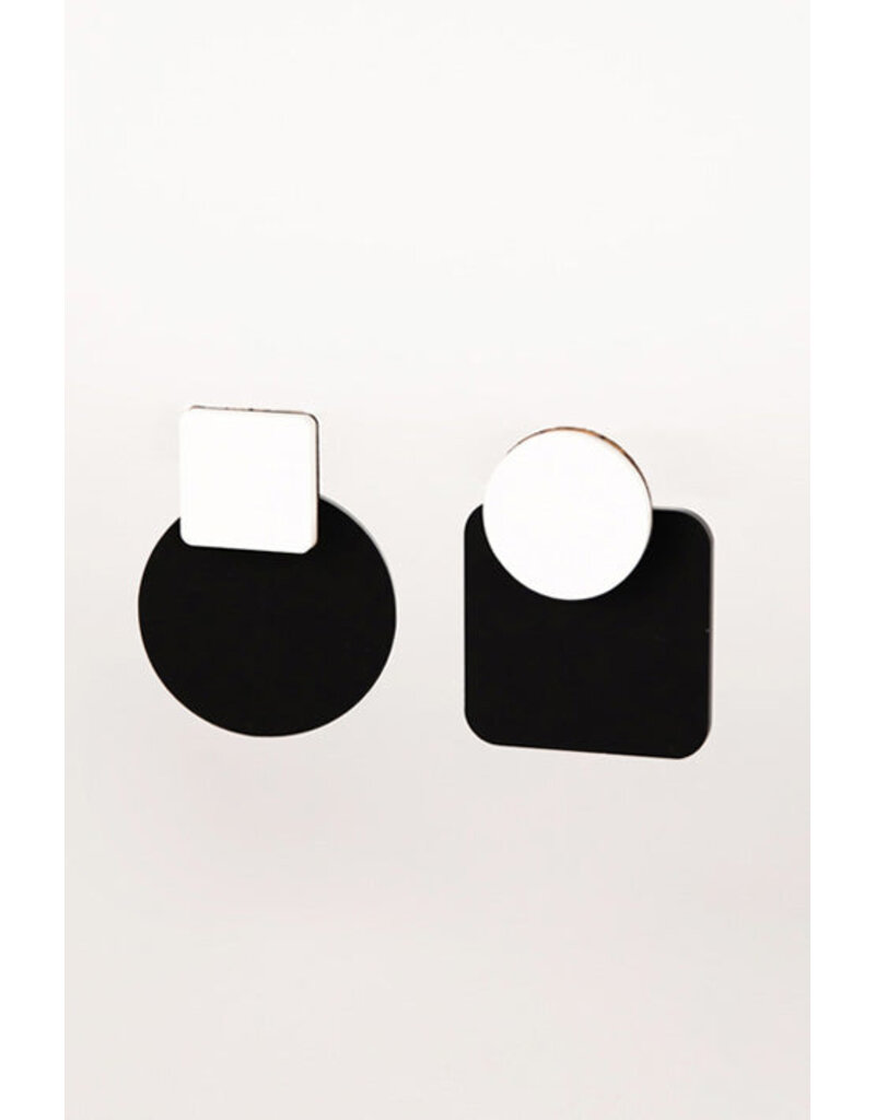 Oorbellen Zwart Wit  asymetrisch hypoallergene roestvrijstalen studs - Copy