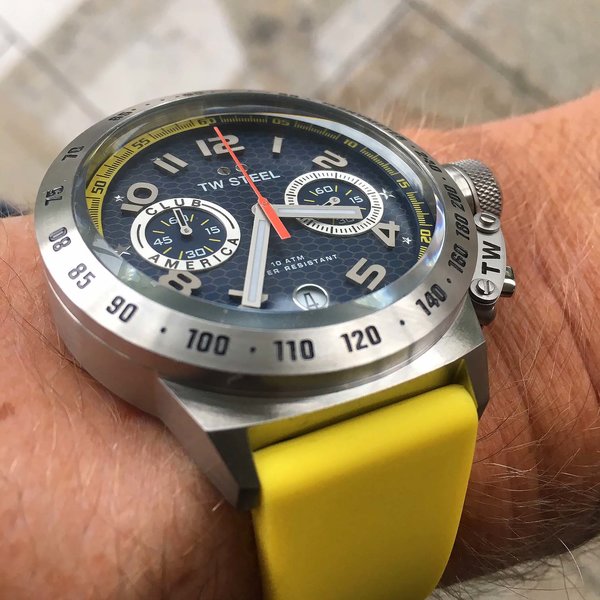 TW Steel TW Steel CS28-set Club America Chronograaf horloge 45mm + extra (gele) siliconen horlogeband