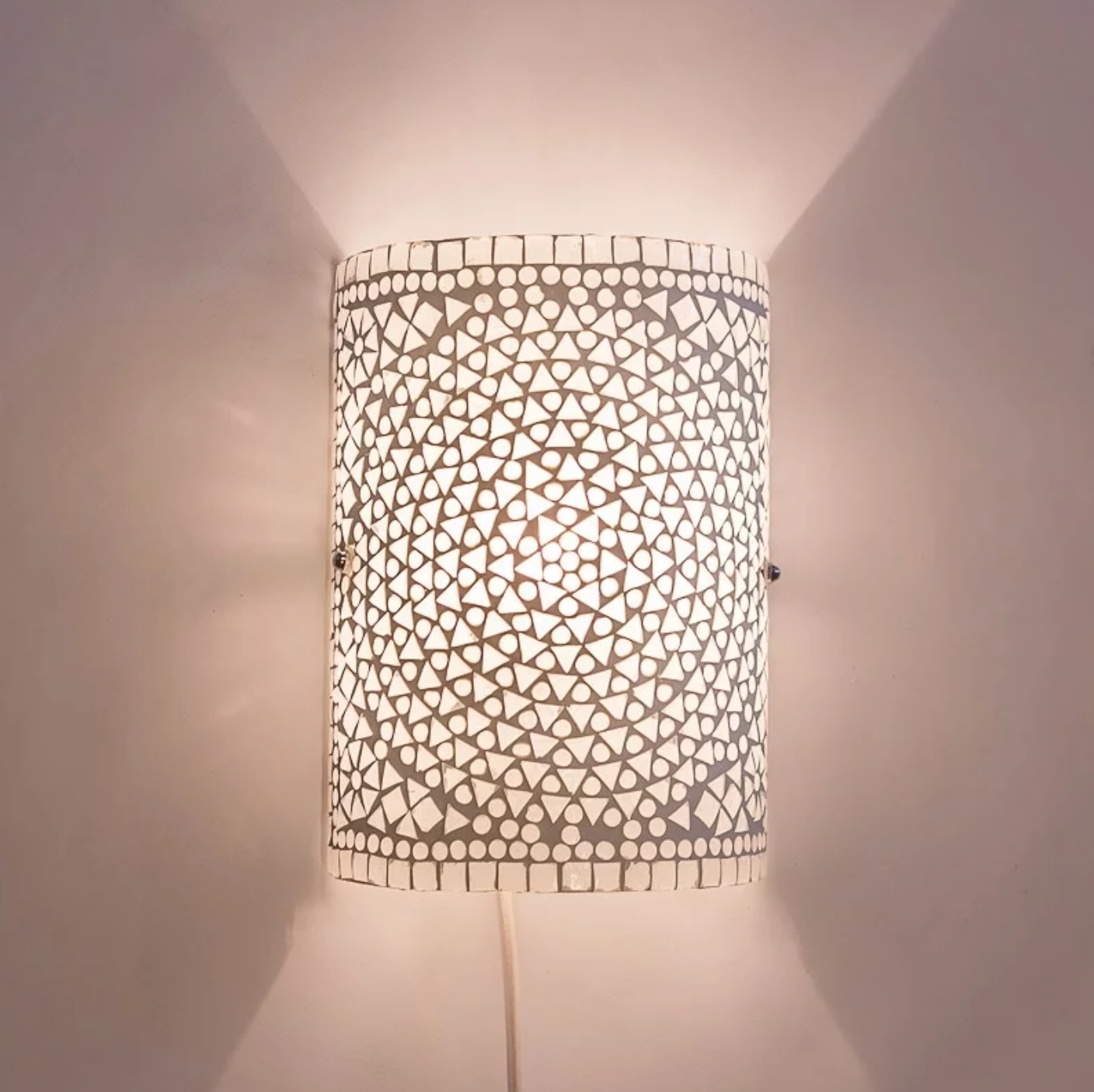 Spotlijster landelijk Grondig Oosterse wandlamp in wit glas mozaïek - cilinder model - dePauwWonen