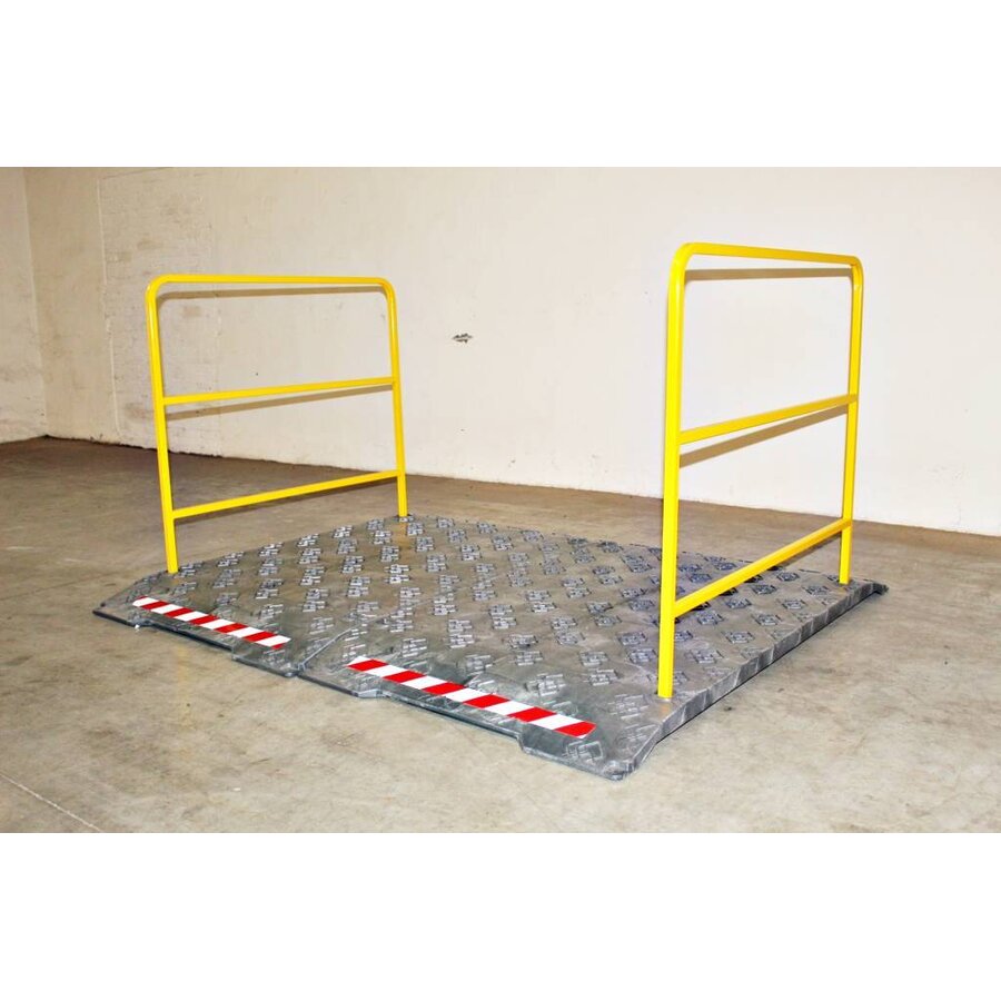 Passerelle de chantier avec garde-corps jaunes