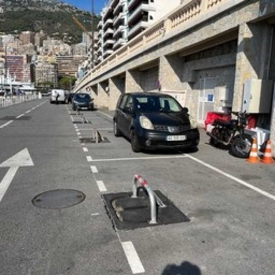 Base d'encastrement à sceller avec arceau de parking Stopblock en caoutchouc