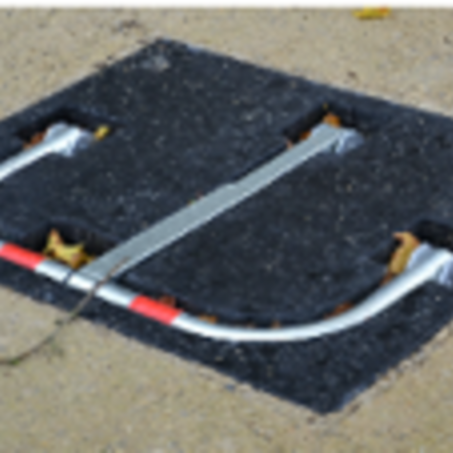Base d'encastrement à sceller avec arceau de parking Stopblock en caoutchouc