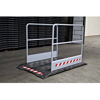 Loopbrug werf met grijze handrails