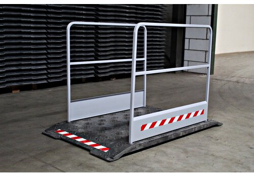 Loopbrug werf met grijze handrails 