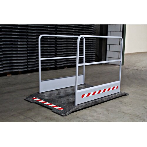 Loopbrug werf met grijze handrails 