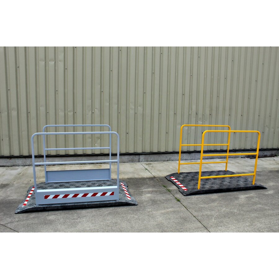 Passerelle de chantier avec garde-corps grises