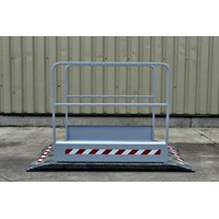 Passerelle de chantier avec garde-corps grises