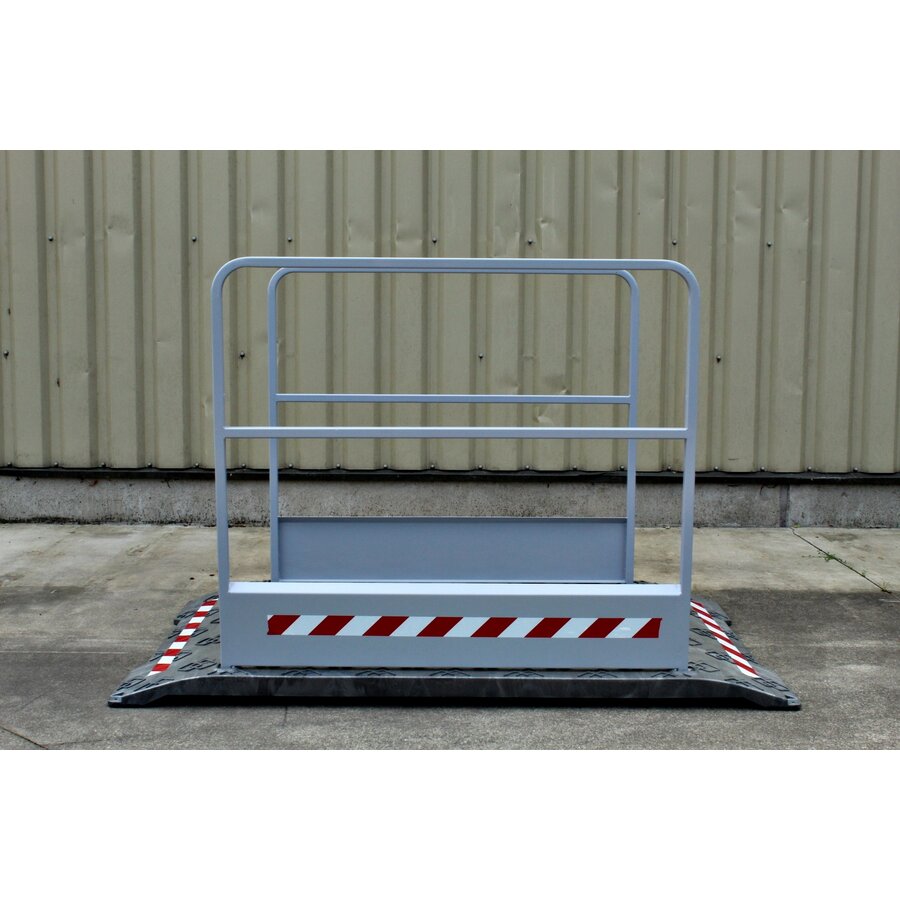 Loopbrug werf met grijze handrails