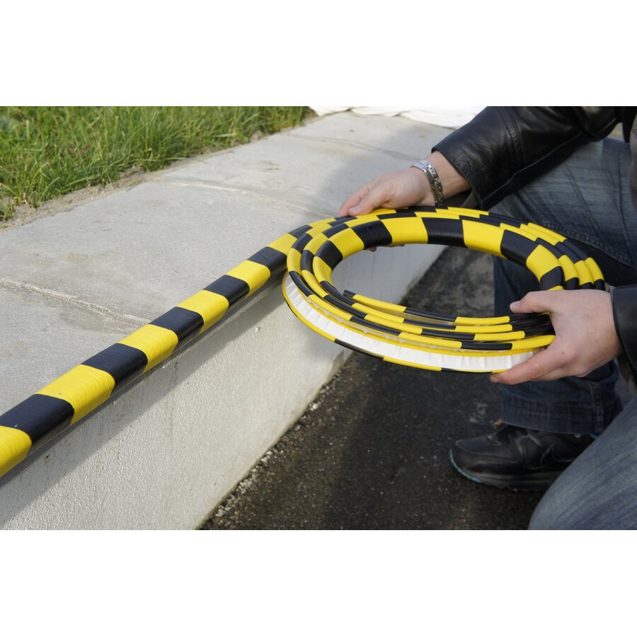 Rubberen stootrand voor hoekbescherming in garages, parkings - 5000 x 30 x 30 x 8 mm - geel/zwart