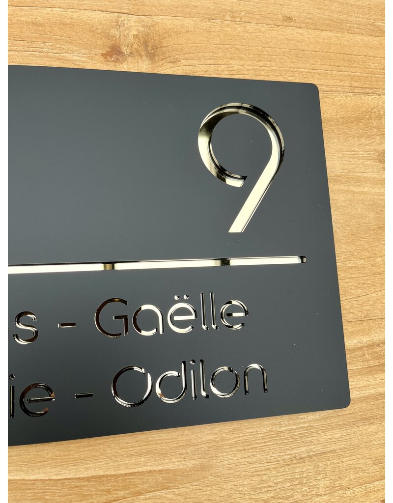 Modern huisnummerbord zwart & goud laser gesneden 30x20cm.