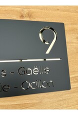 Modern huisnummerbord zwart & goud laser gesneden 30x20cm.