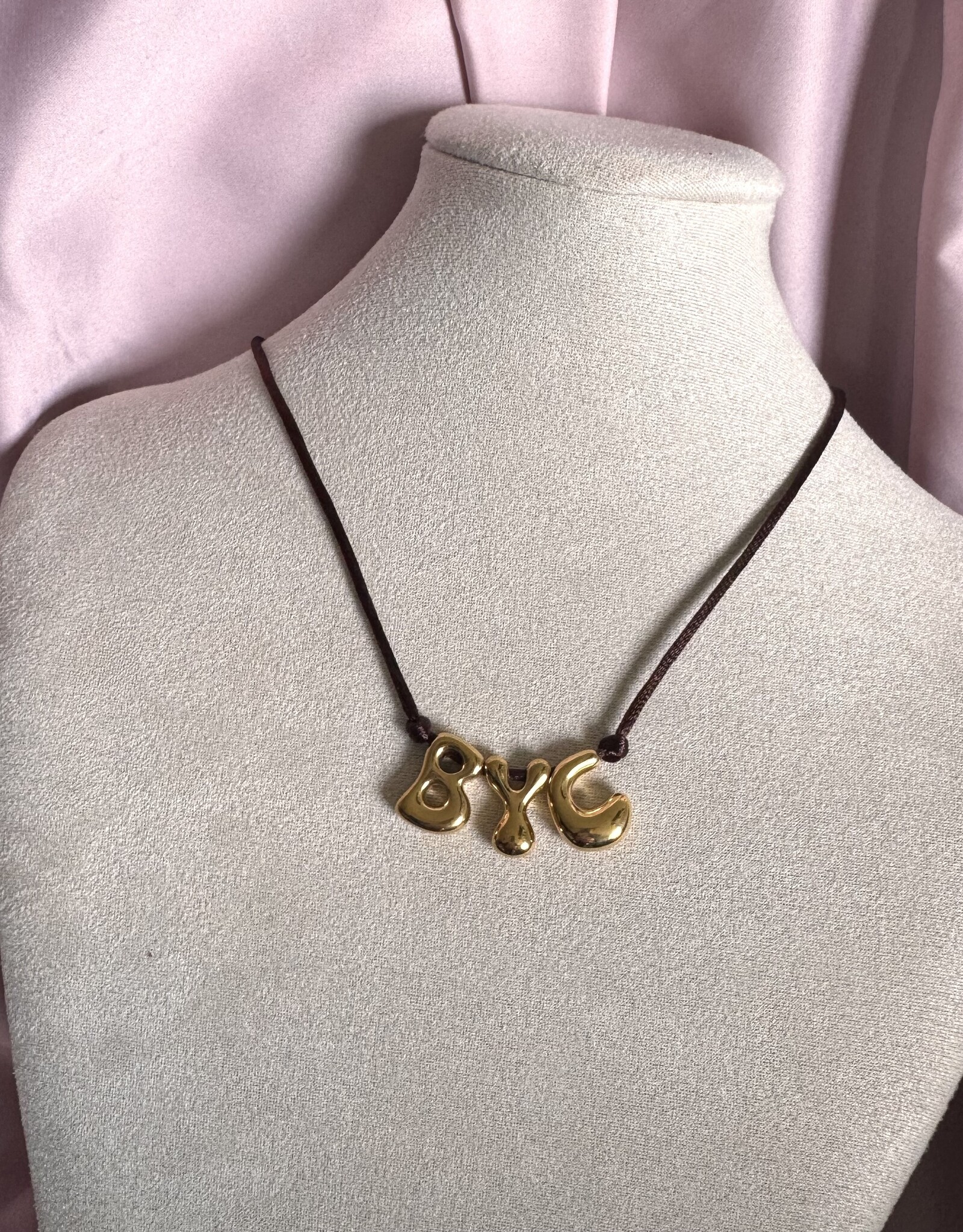 Bubble Letter Ketting Op Touwtje