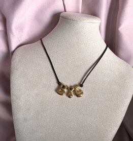 Bubble Letter Ketting Op Touwtje