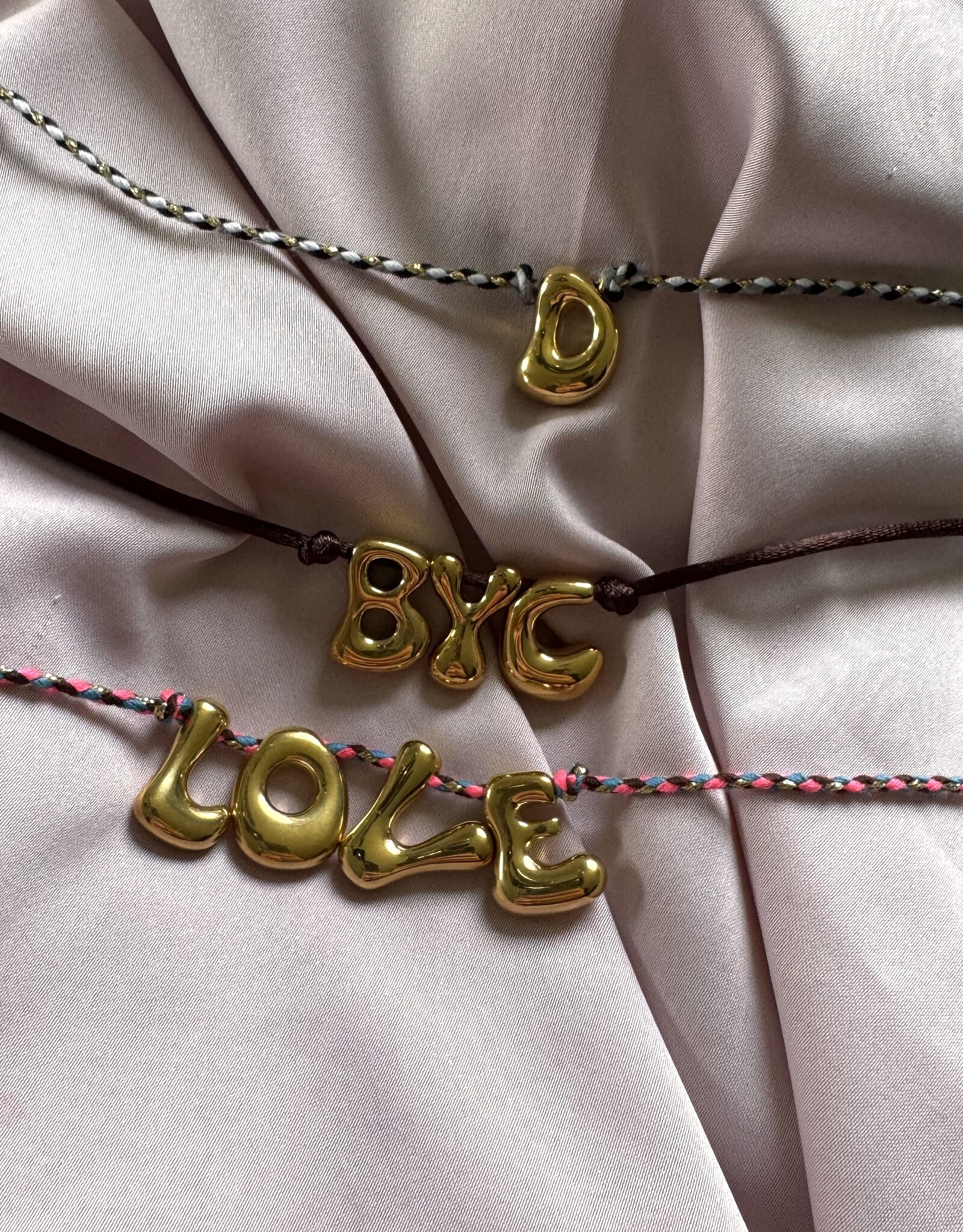 Bubble Letter Ketting Op Touwtje