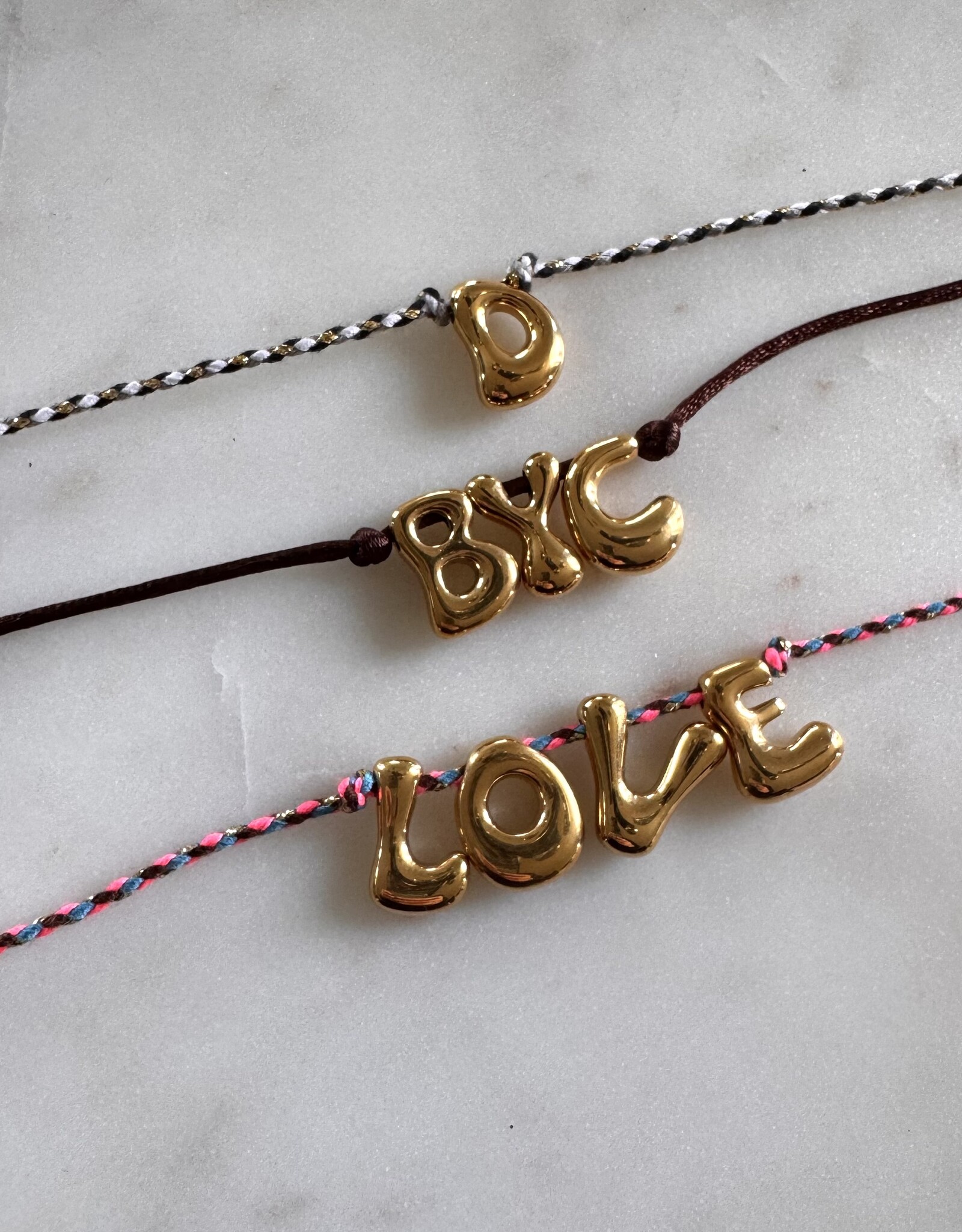 Bubble Letter Ketting Op Touwtje