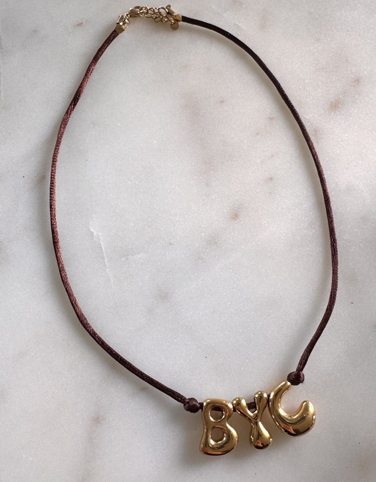 Bubble Letter Ketting Op Touwtje