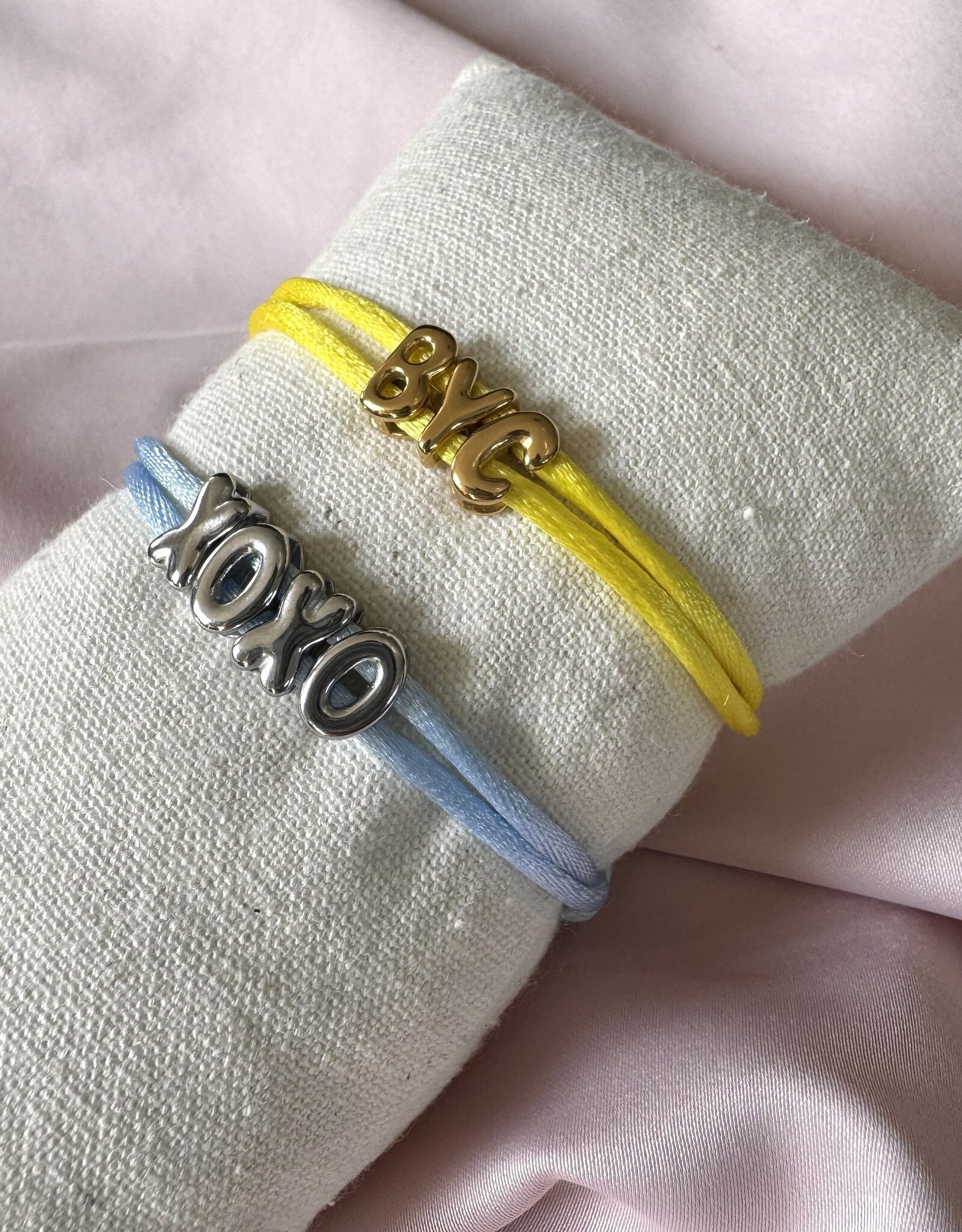 Bubble Letter Armbandje Dubbel Bandje