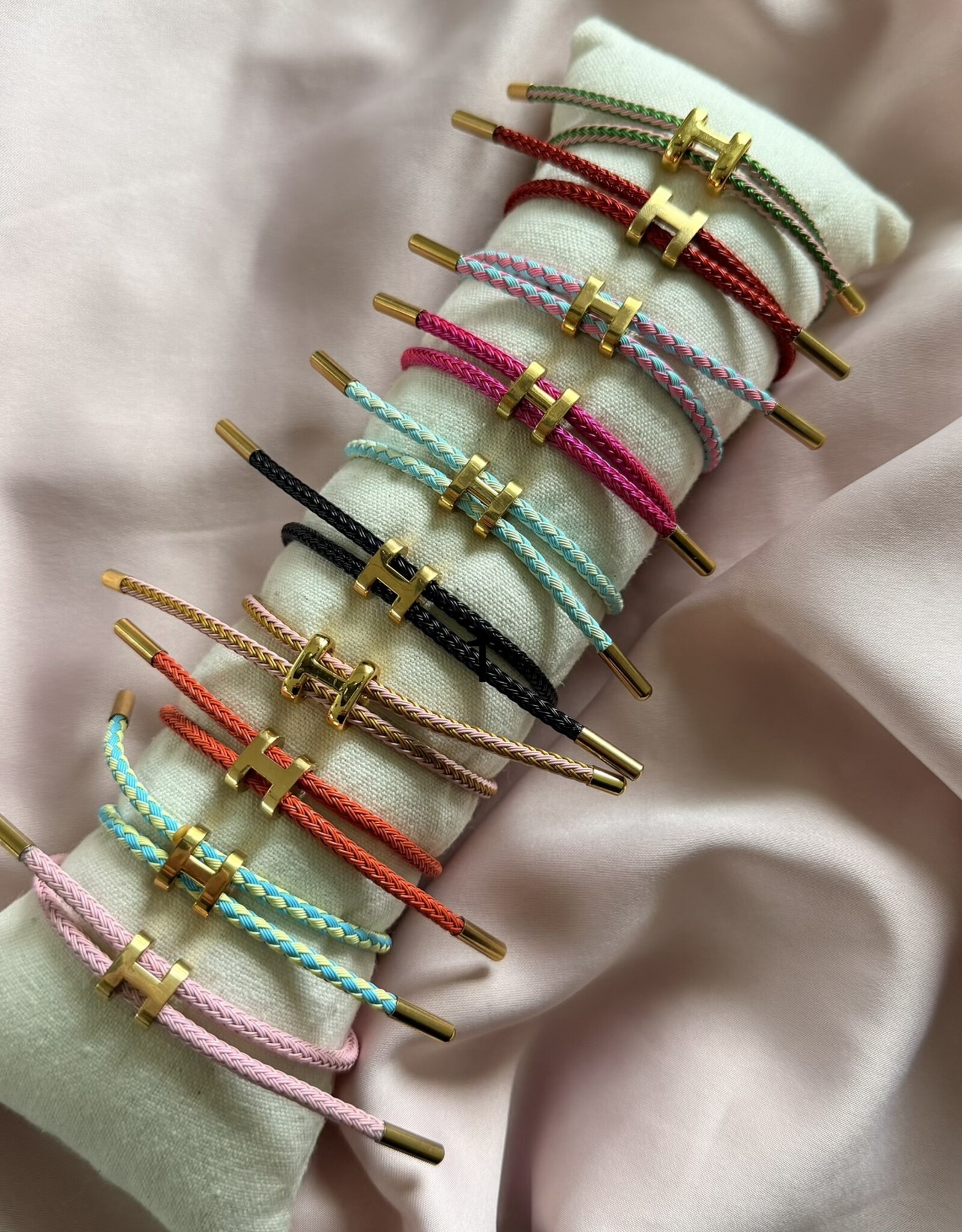 Gekleurde H Armband