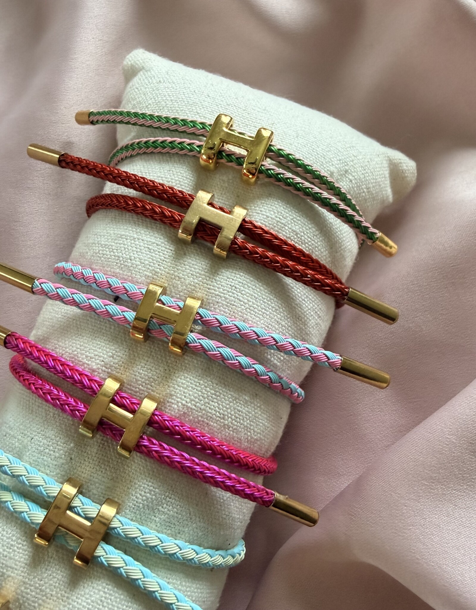 Gekleurde H Armband