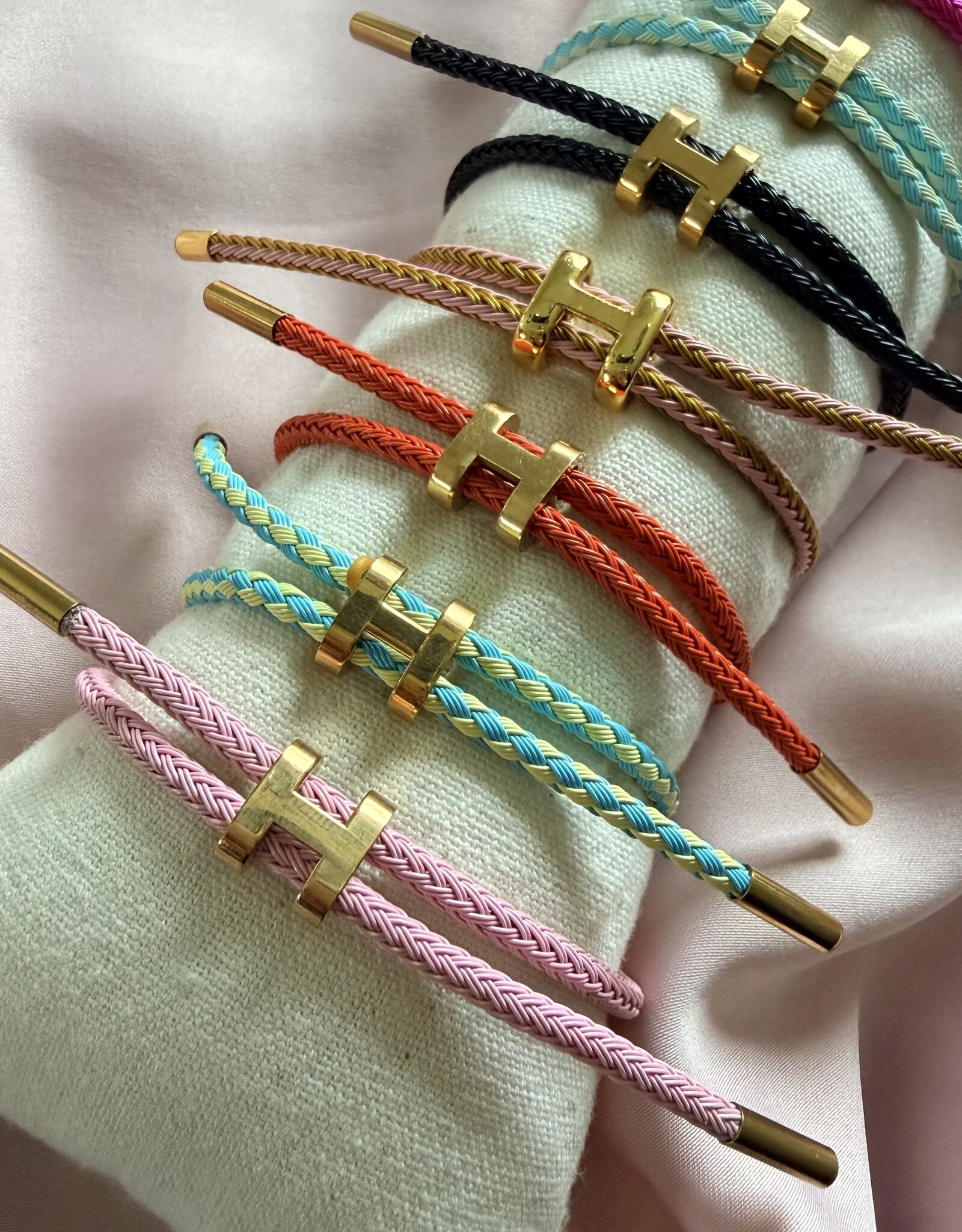Gekleurde H Armband
