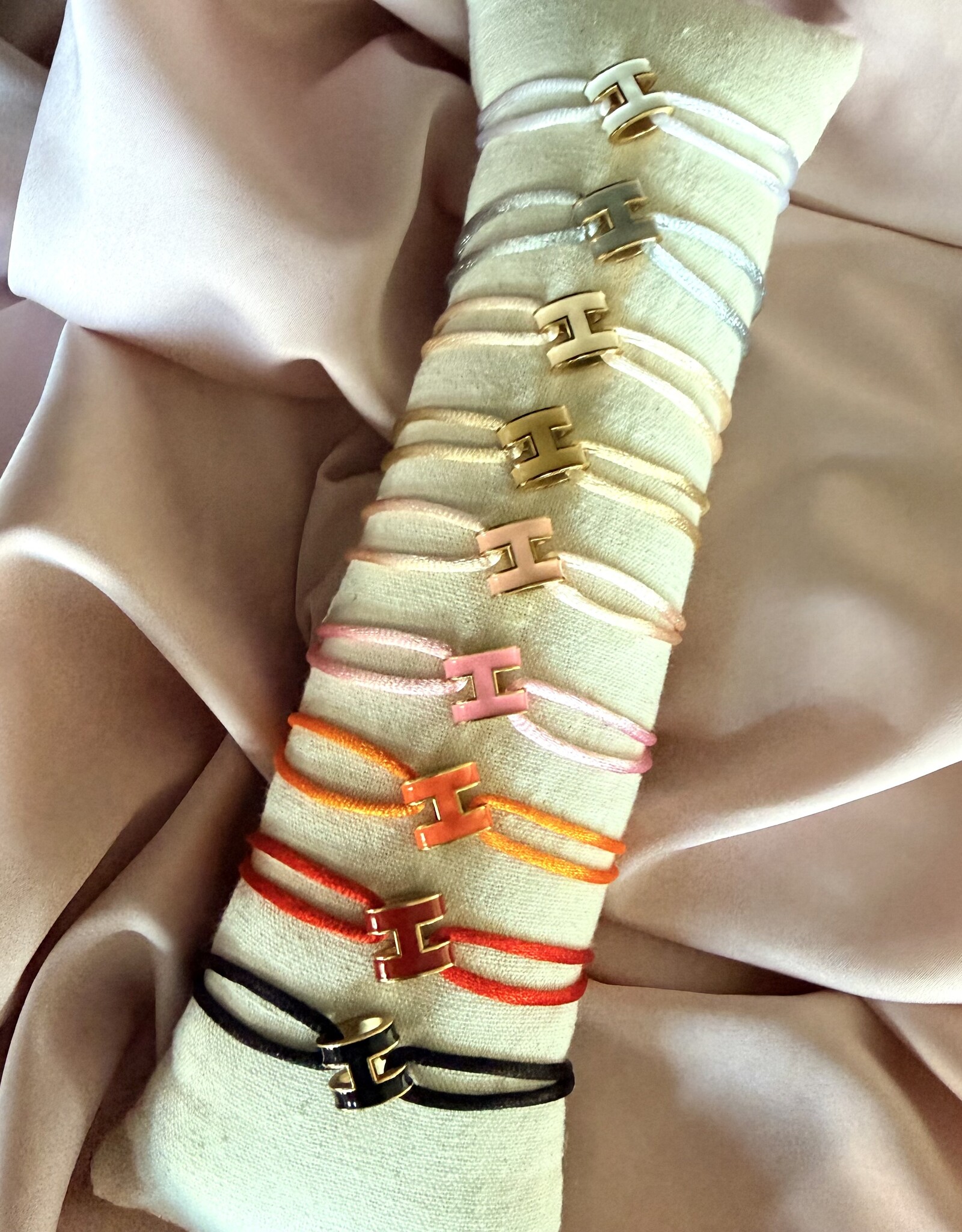 H Armband Met Touwtje