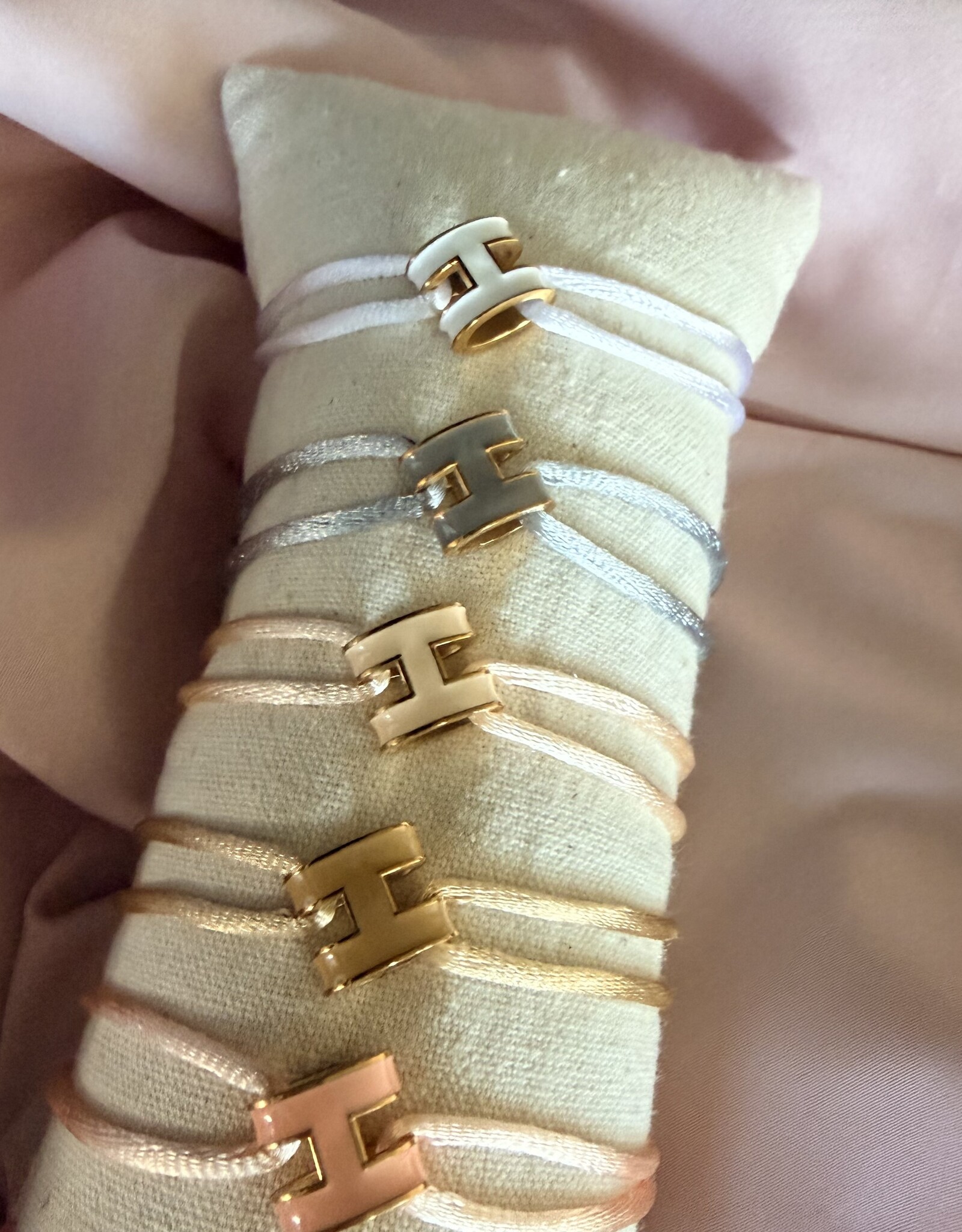 H Armband Met Touwtje
