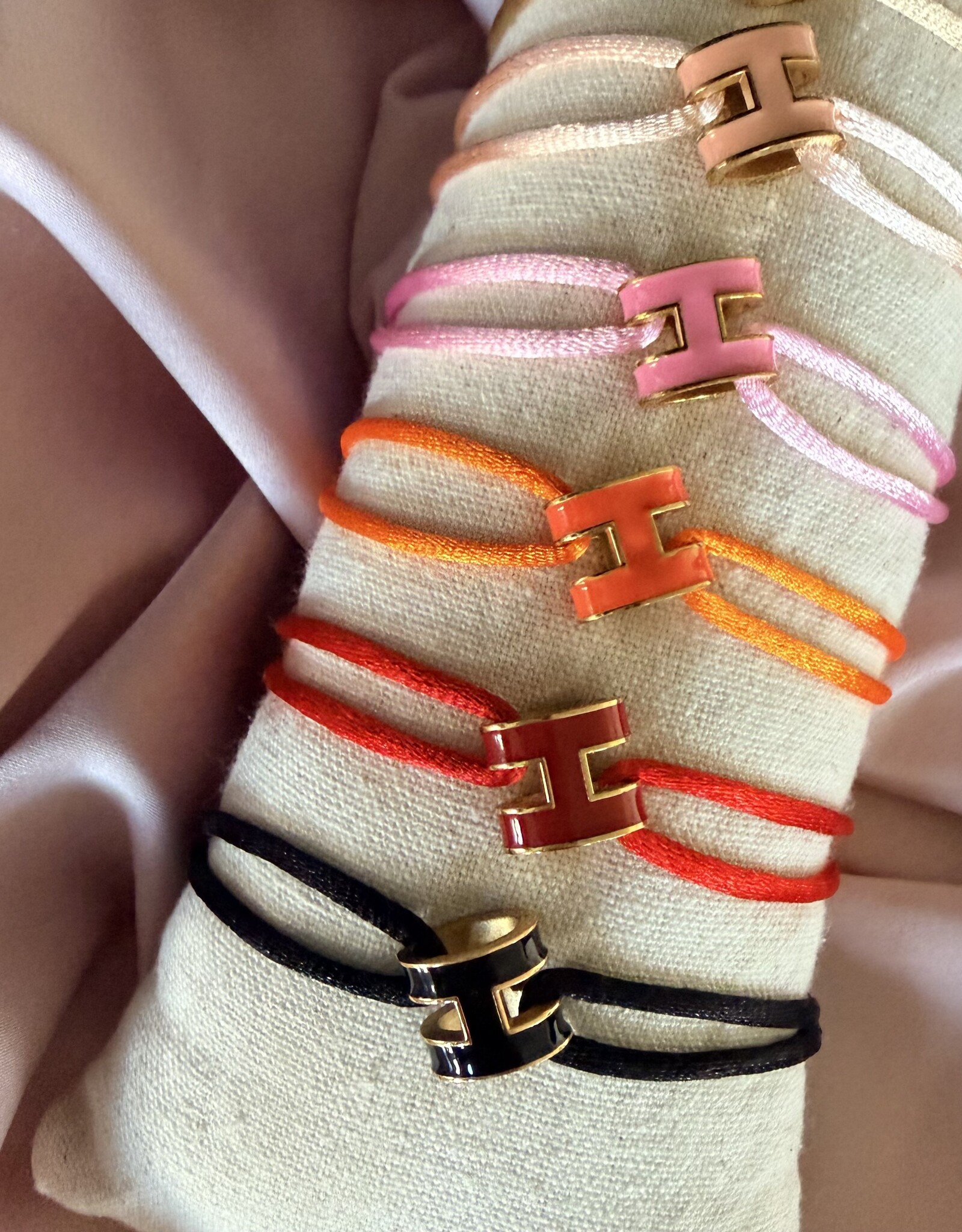 H Armband Met Touwtje