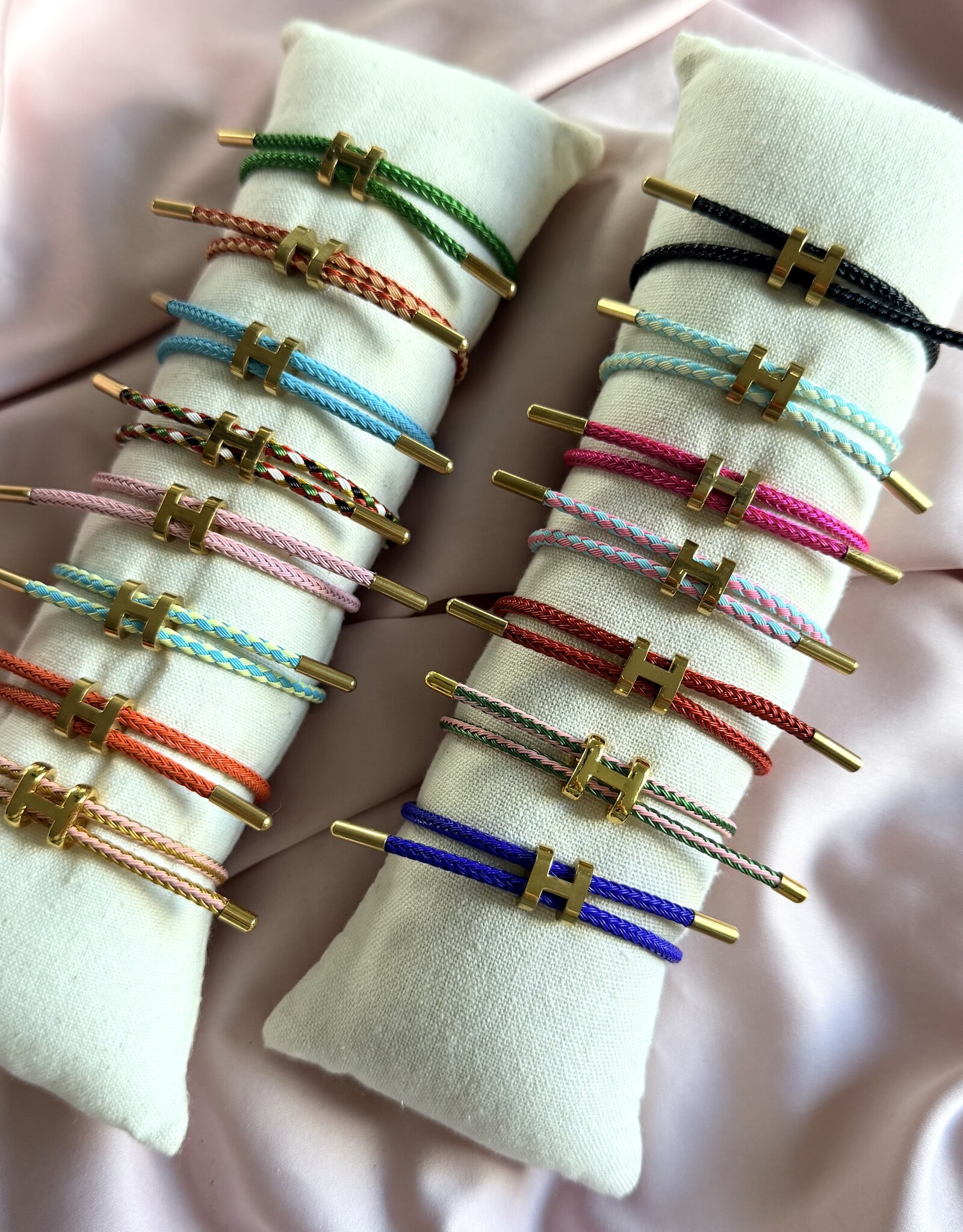 Gekleurde H Armband