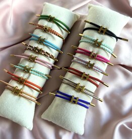 Gekleurde H Armband