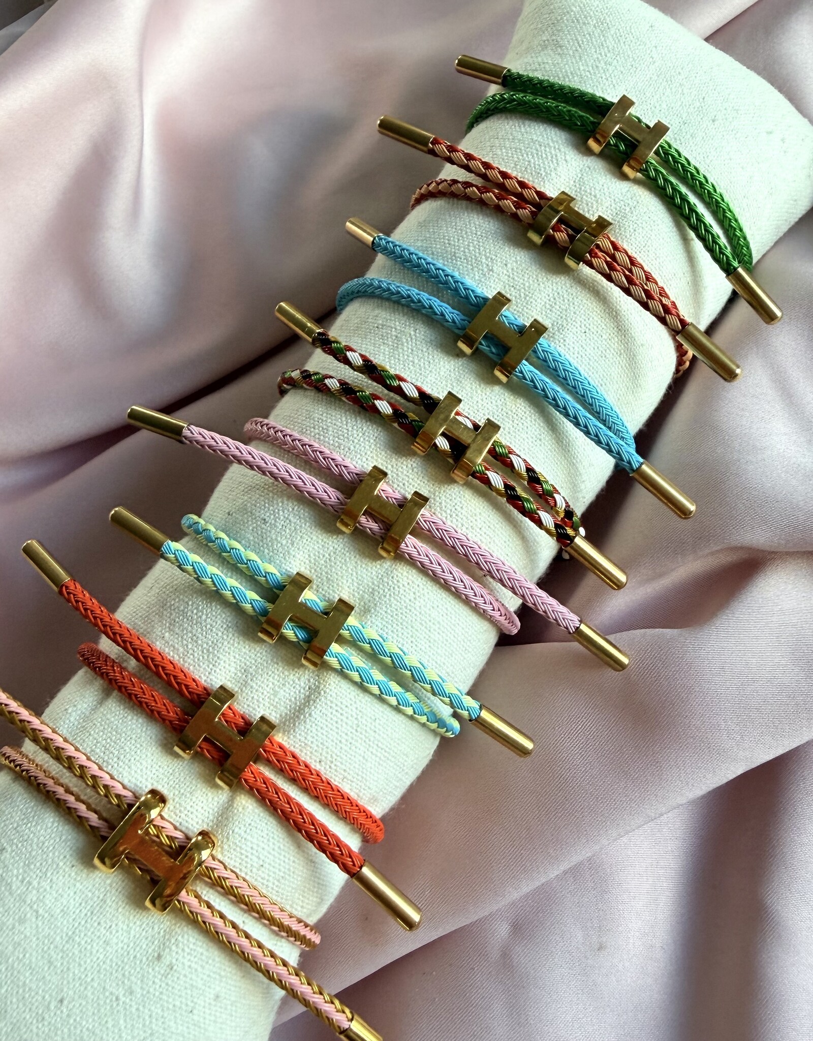 Gekleurde H Armband
