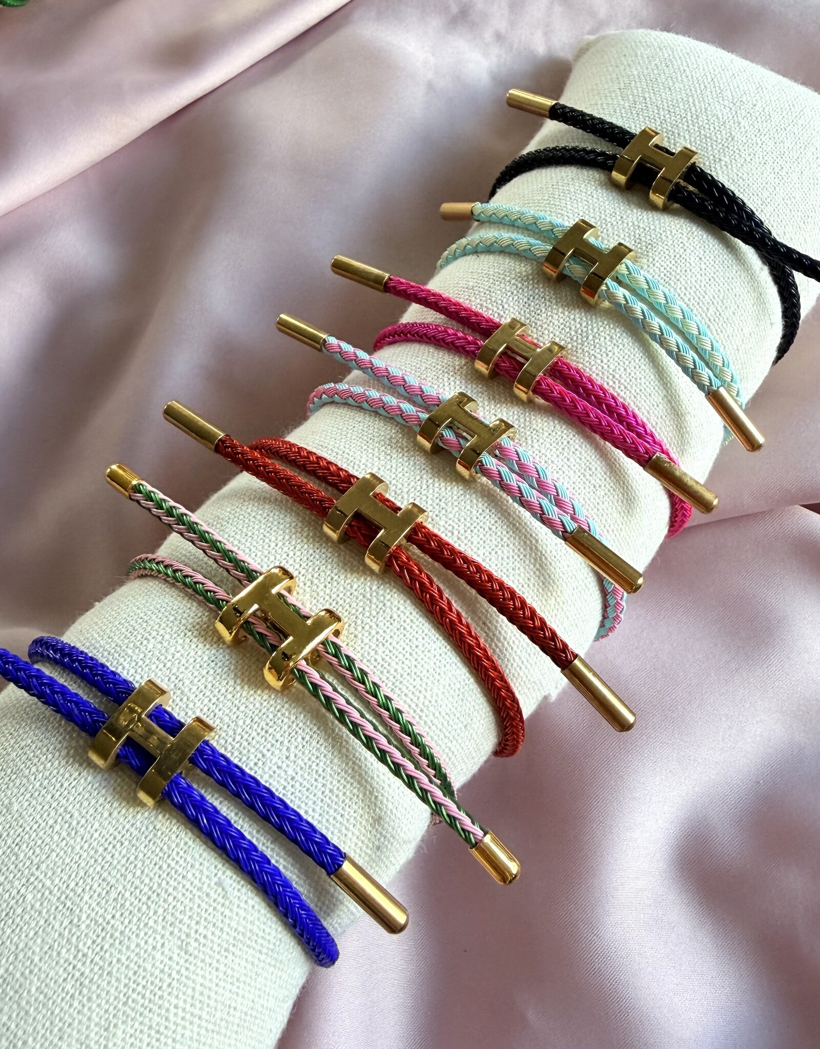 Gekleurde H Armband
