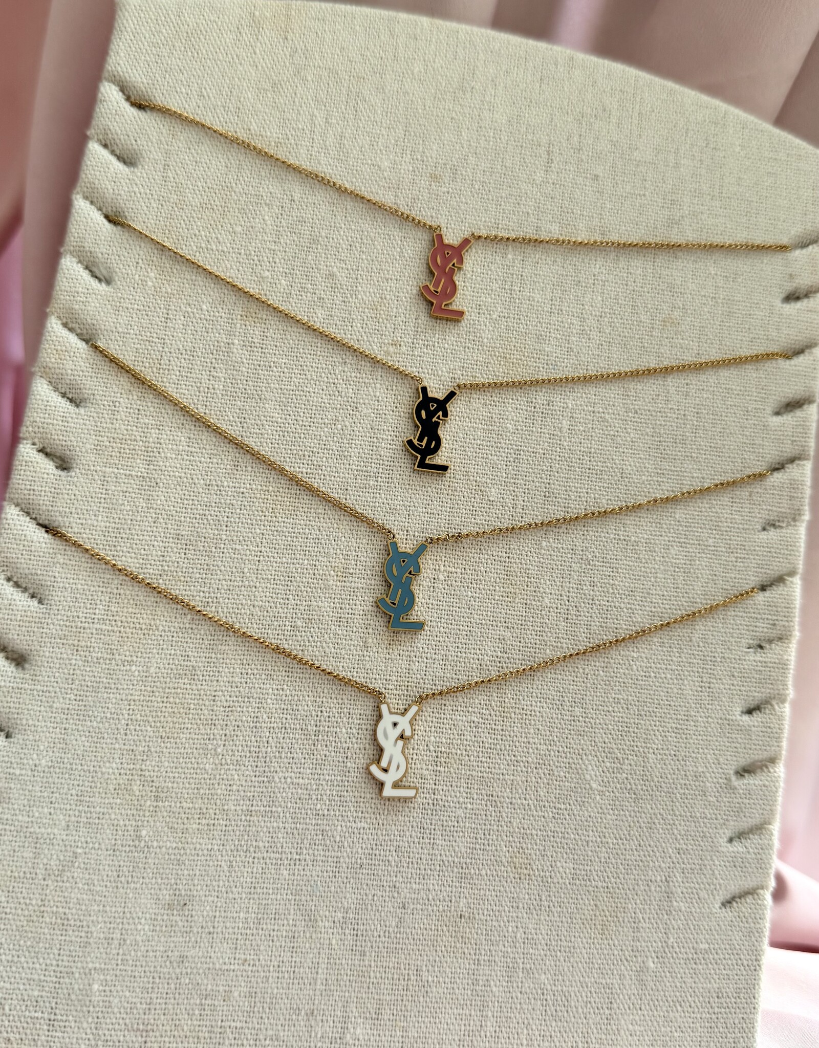 Saint Ketting Gekleurd