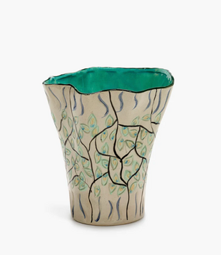 Le vase 02 Mix – Terres de Rêves de Serax séduit par ses formes organiques et son esprit artisanal. Issu de la collection Terres de Rêves, il se distingue par ses dessins peints à la main, ses teintes douces et son intérieur bleu contrasté qui apporte pro