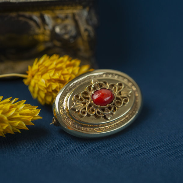 Gold brooch with red coral 14 crt