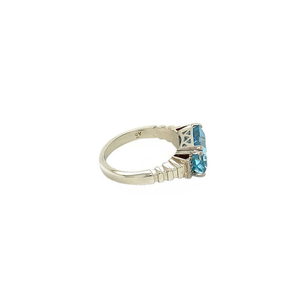 White gold ring with aquamarine and diamond 14 krt