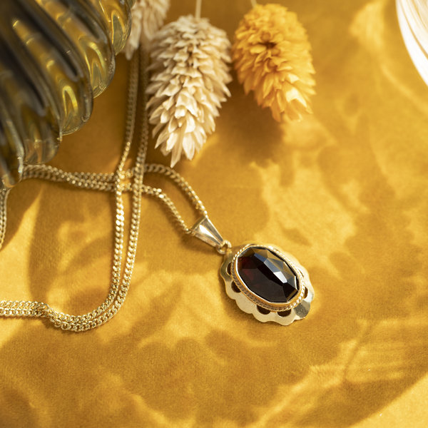 Gold pendant with garnet 14 krt