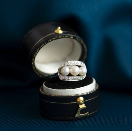 Whitegolden ring with pearl and diamond