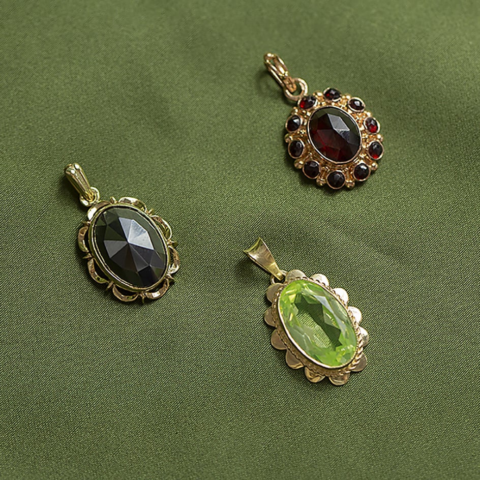 Gold pendant with peridot