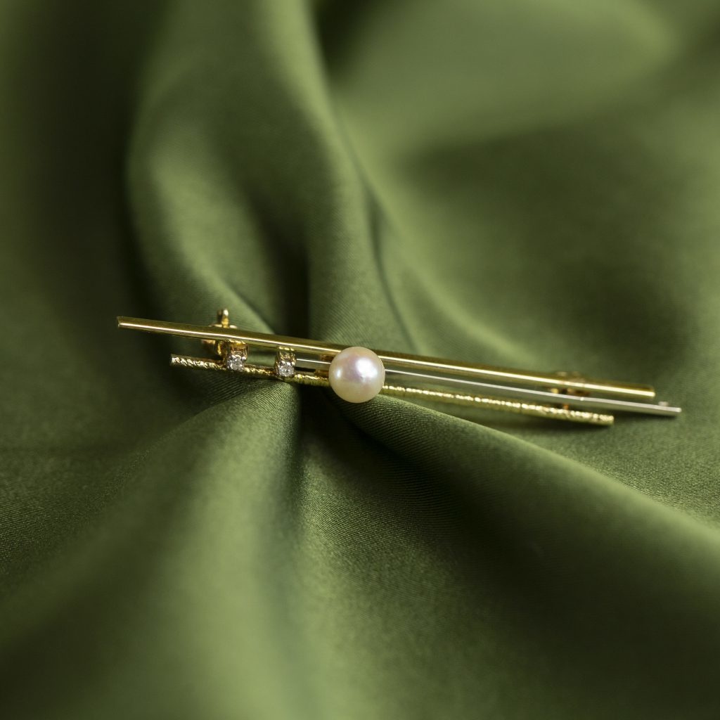 Gold brooch with Pearl