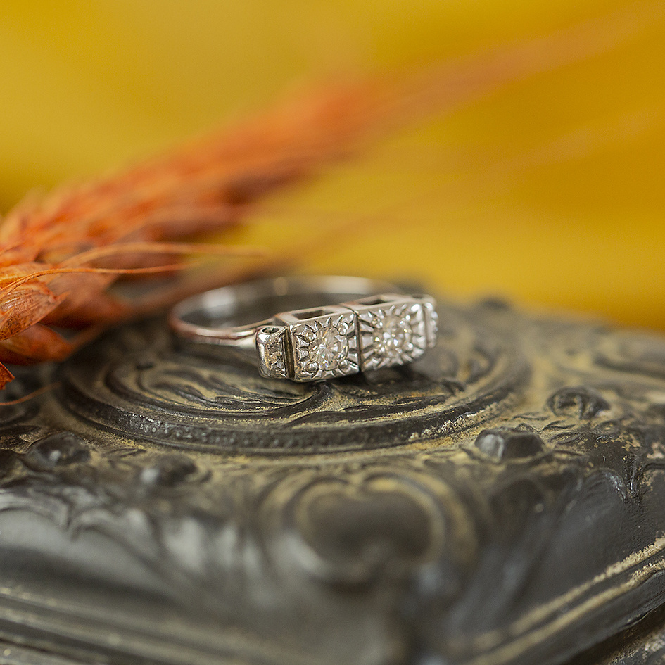 White gold antique ring with diamond