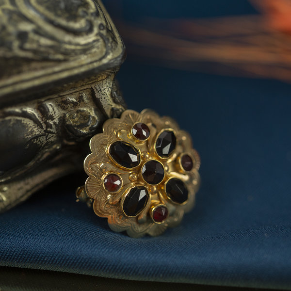 Gold brooch with garnet 14 krt