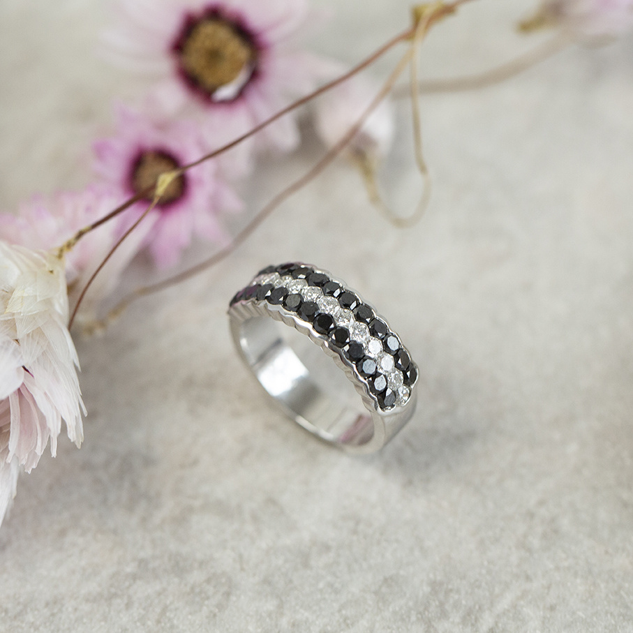 Habubu verdieping schaamte Witgouden ring met witte en zwarte diamant 18 krt | Gegarandeerd de laagste  prijs!